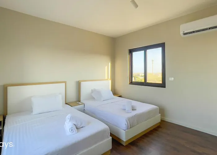 Ollystays-lagoon & Golf Views, Shared Pool, Chic 4br Townhouse *