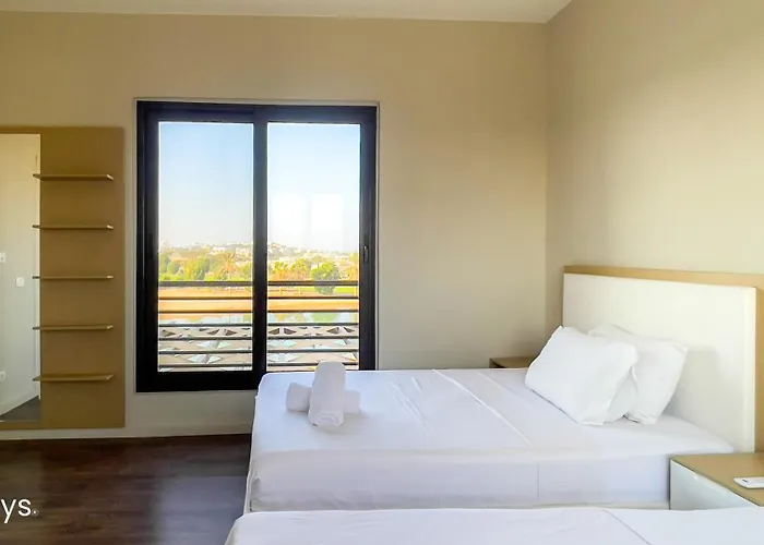 Ollystays-lagoon & Golf Views, Shared Pool, Chic 4br Townhouse Villa *
