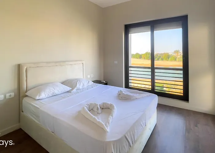 Ollystays-lagoon & Golf Views, Shared Pool, Chic 4br Townhouse Villa