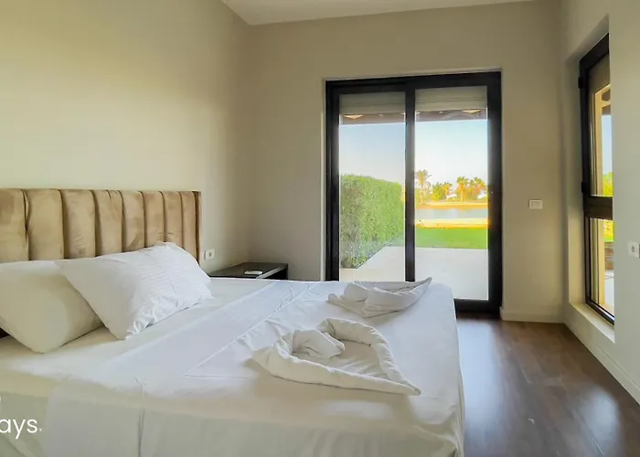 Villa Ollystays-lagoon & Golf Views, Shared Pool, Chic 4br Townhouse