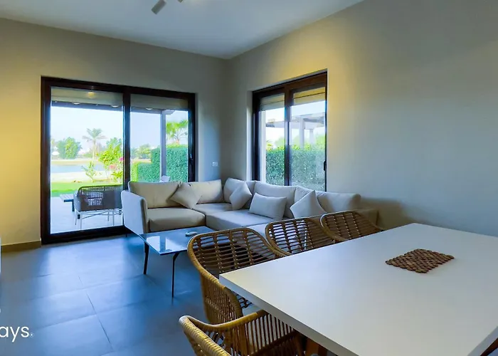 Ollystays-lagoon & Golf Views, Shared Pool, Chic 4br Townhouse *