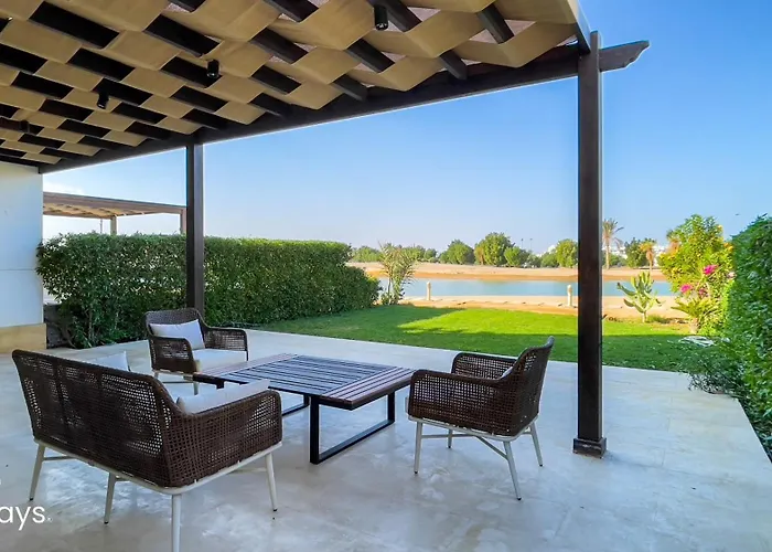 Villa Ollystays-lagoon & Golf Views, Shared Pool, Chic 4br Townhouse *
