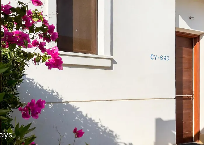 Ollystays-lagoon & Golf Views, Shared Pool, Chic 4br Townhouse *