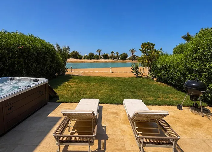 Villa Ollystays-heated Jacuzzi, Lagoon & Golf, Chic 4br Townhouse Hurghada