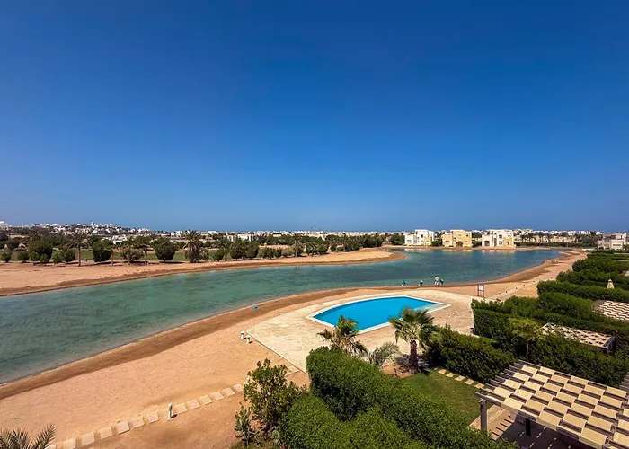 Villa Ollystays-heated Jacuzzi, Lagoon & Golf, Chic 4br Townhouse *