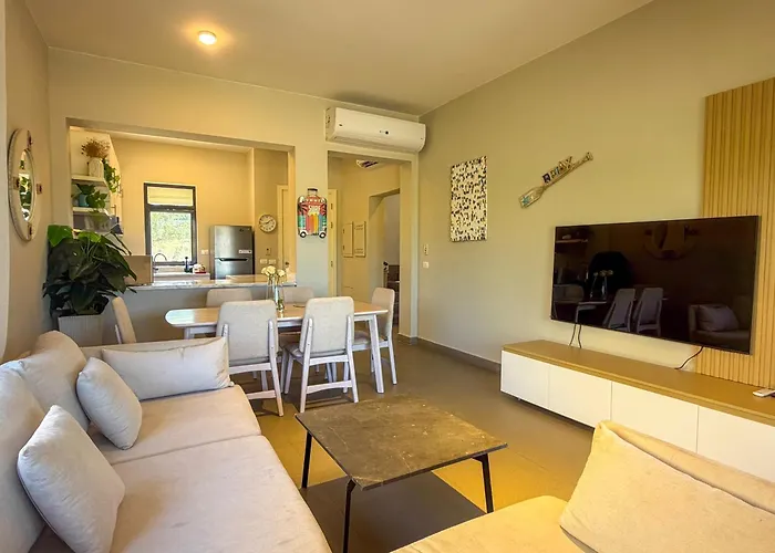 Villa Ollystays-heated Jacuzzi, Lagoon & Golf, Chic 4br Townhouse