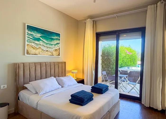 Villa Ollystays-heated Jacuzzi, Lagoon & Golf, Chic 4br Townhouse *